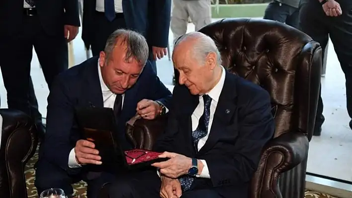 Başkan Aydın, MHP lideri Bahçeli'ye Sanat-ı Tespih hediye etti