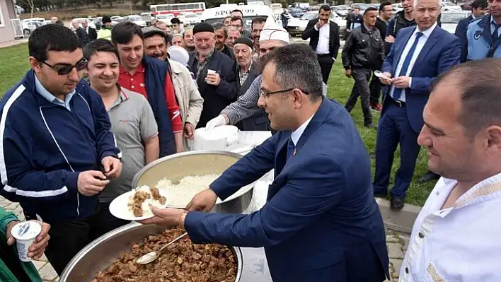 Başkan Çatal halka pilav ikram etti