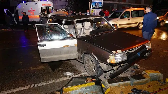 Kırmızı ışıkta bekleyen araca çarptı: 5 yaralı 