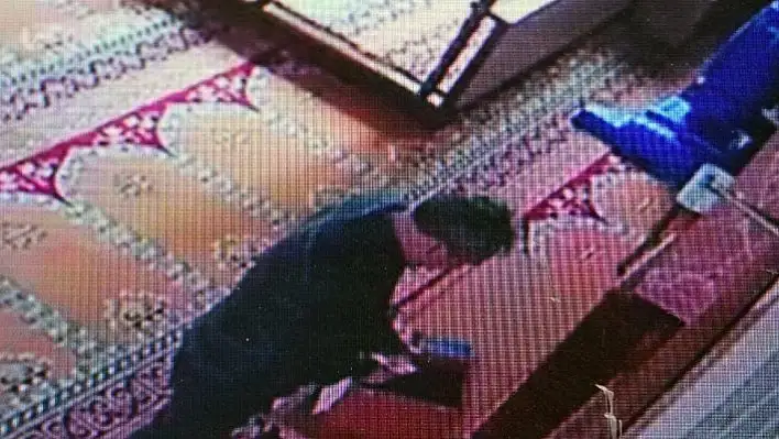Namaz kılmak için geldi, vazgeçip sadaka kutusundaki paraları çaldı