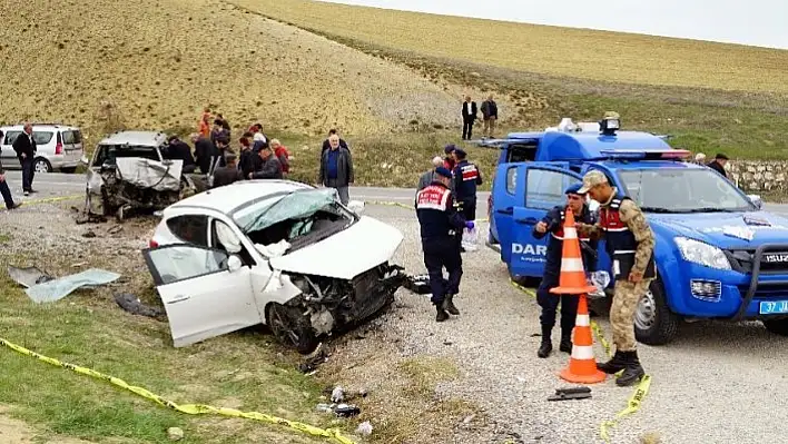 Seyir halinde nişanlısıyla tartışan sürücü, felakete yol açtı: 2 ölü
