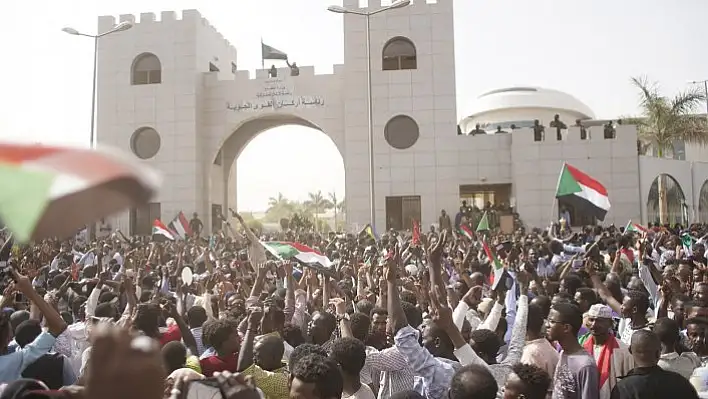 Sudan'da ordu yönetime el koydu