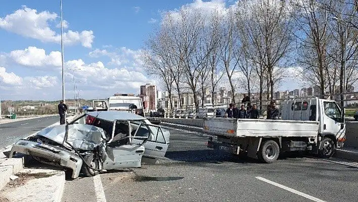 Ters yönde ilerleyen otomobil kamyonetle çarpıştı: 1 ölü, 1 yaralı