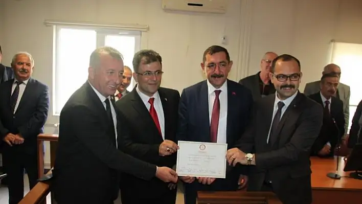 Tosya Belediye Başkanı seçilen Kavalıgil, mazbatasını aldı