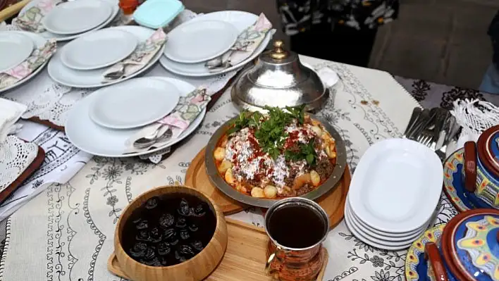 Yöresel lezzetler 600 yıllık handa yarıştırıldı