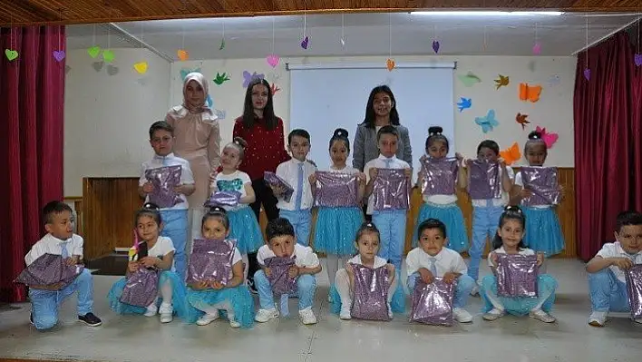 Ana sınıfı öğrencilerinden Anneler Günü programı