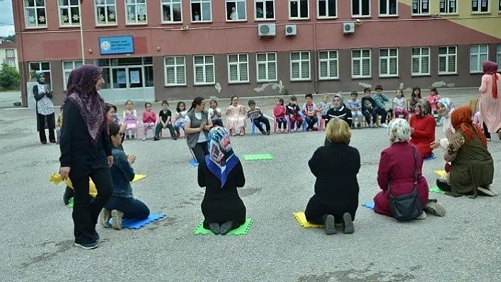 Anaokulu öğrencileri velileri ile birlikte eğlendi