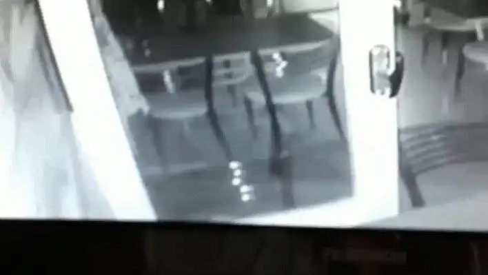Camdan giren hırsız, döner salonunun kasasını soydu