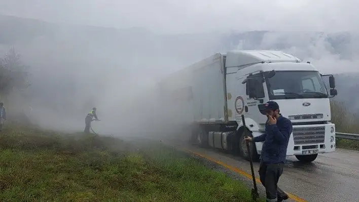 Kastamonu'da hareket halindeki tırın dorsesi yandı