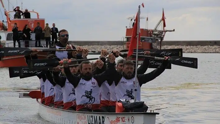 Türk bayrağını deniz yoluyla Samsun'a taşıyan Dragon Botu, Kastamonu'ya ulaştı