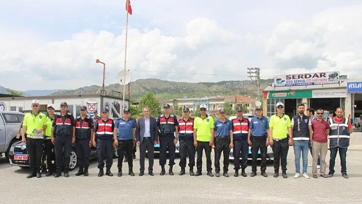 Çocuklara kırmızı düdük ve 'Sürücü Seyahat Karnesi' dağıtıldı