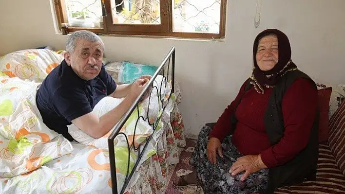 Felçli eşine 51 yıldır adeta gözü gibi bakıyor