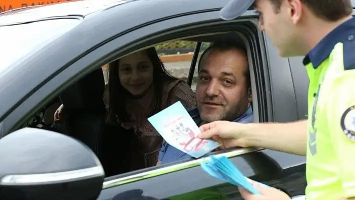 Polis ekipleri çocuklara 'seyahat karnesi' verdi