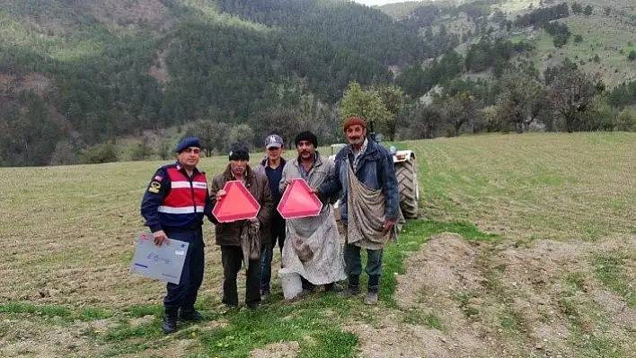 Taşköprü Jandarma Trafik Ekipleri, &quotReflektör Tak Görünür Ol" bilgilendirmesi yaptı