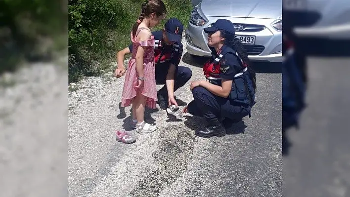 Taşköprü'de jandarma ekiplerinden çocuklara hediye
