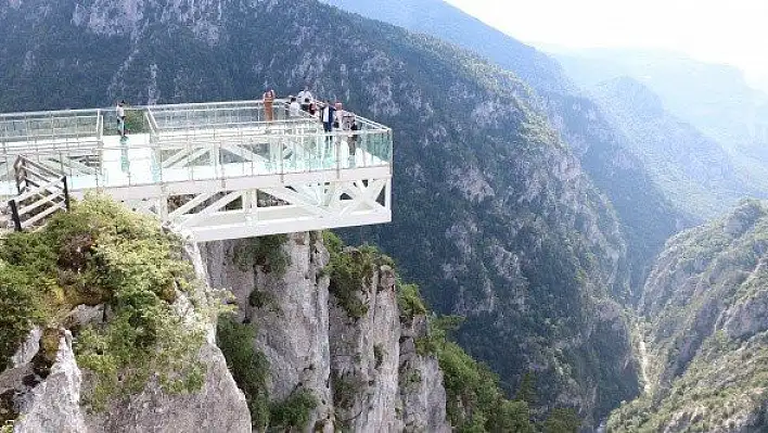 450 metre yükseklikteki cam terasa ziyaretçi ilgisi