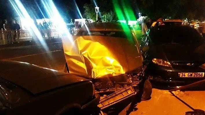 Alkollü sürücü yol kenarındaki araçlara çarparak durabildi