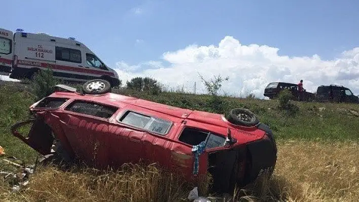 Lastiği patlayan minibüs tarlaya uçtu: 3 yaralı