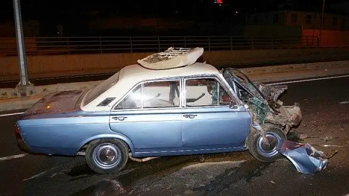 Odun yüklü kamyona çarpan otomobil hurdaya döndü