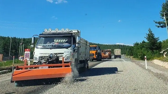 Yola dökülen mıcır sürücülere zor anlar yaşatıyor
