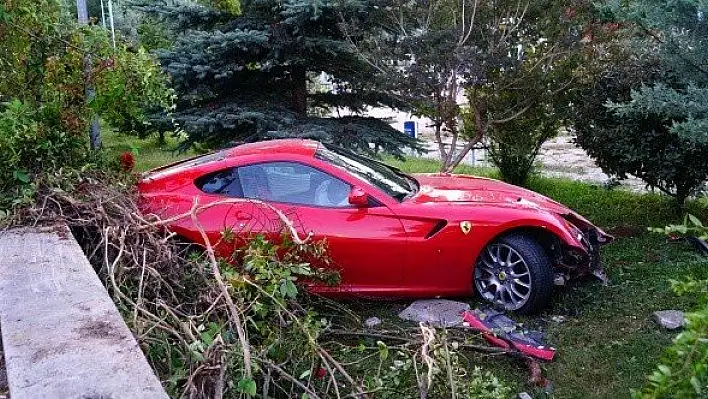Yoldan çıkan Ferrari okulun bahçesine uçtu