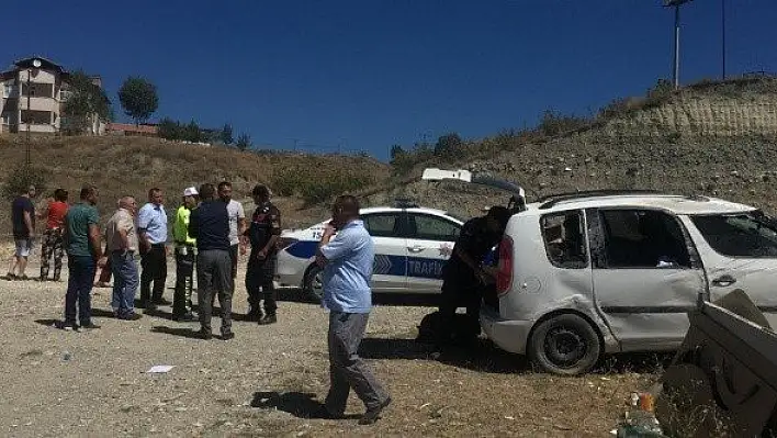 Hafif ticari araç takla attı: 3 yaralı