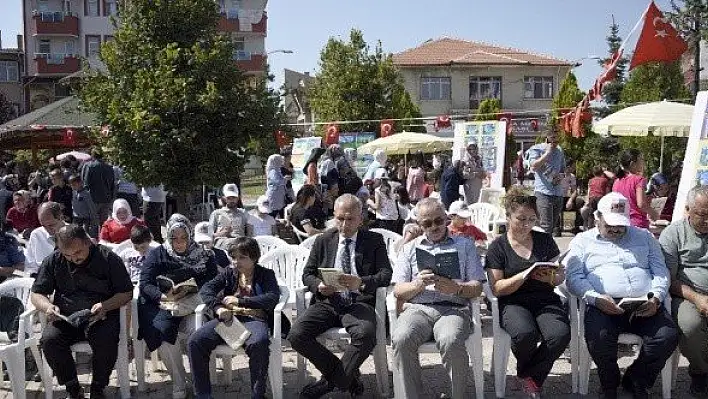 İşi gücü bırakıp çocuklarıyla birlikte parkta kitap okudular