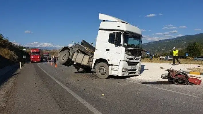 Motosiklet, kum yüklü kamyonun altına girdi: 1 ölü