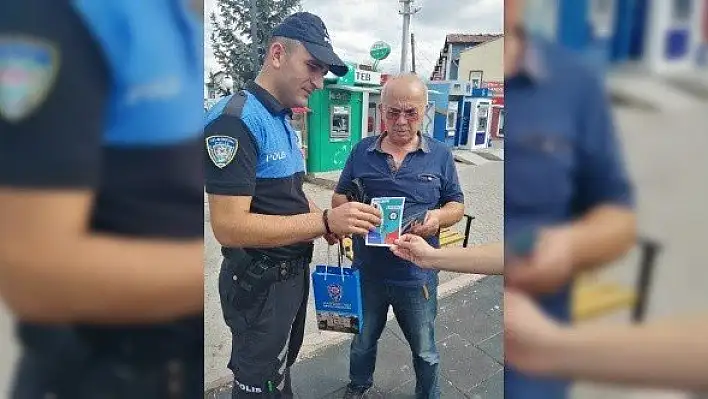 Polis ekipleri, sahte paraya karşı broşür dağıttı