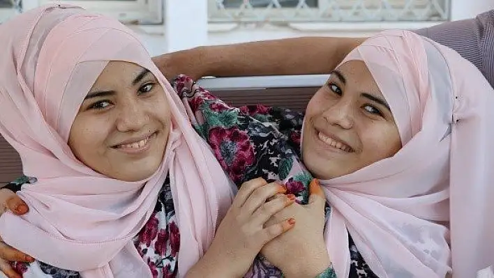Siyam ikizlerinin üniversite hayali gerçek oluyor