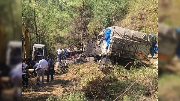 Kastamonu'da kamyon uçuruma yuvarlandı: 3 ölü