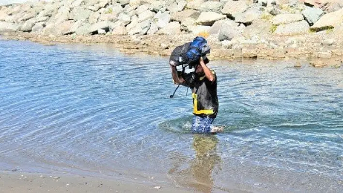 Kumdan kapanan balıkçı barınağının ağız kısmı açılıyor