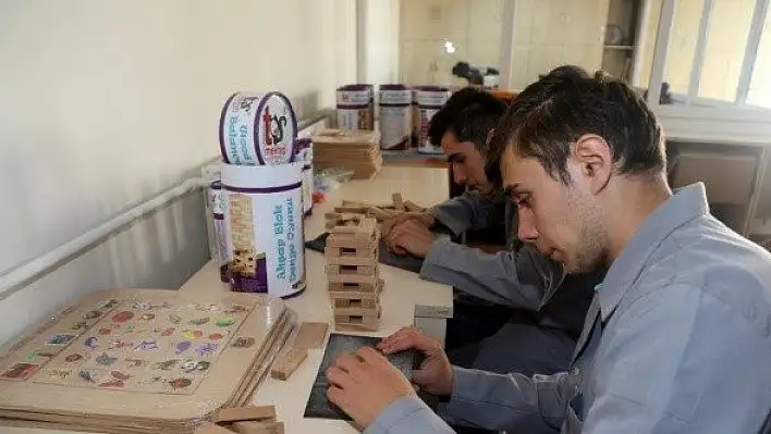 Öğrencilerin yaptığı ahşap oyuncaklar dezavantajlı çocuklarla buluşacak