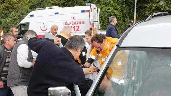 İnebolu'da köprü girişinde iki araç çarpıştı: 2 yaralı