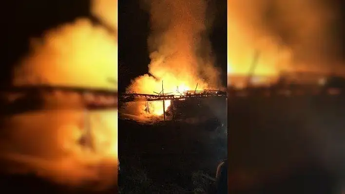 Kastamonu'da tarihi konak kül oldu