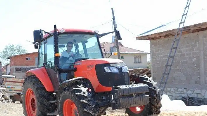 Köyüne dönen ziraat mühendisi köylülere yol gösteriyor