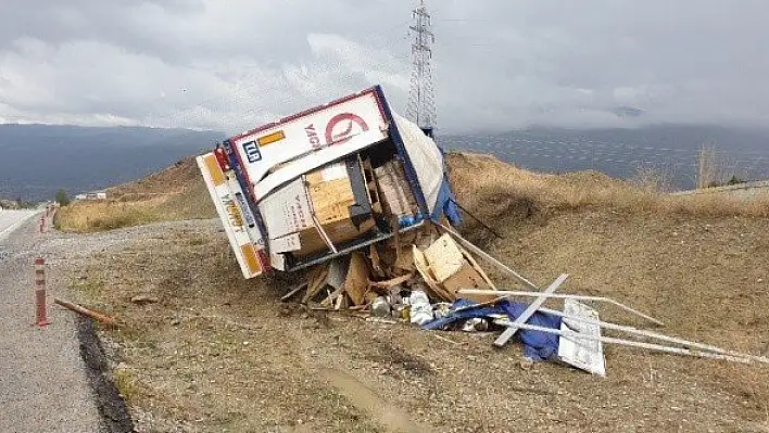 Kontrolden çıkan tır devrildi: 1 yaralı