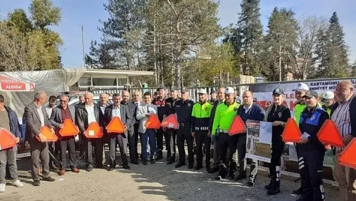 Trafik ekipleri, traktör sürücülerine reflektör dağıttı