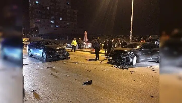 İki otomobilin çarpıştığı kaza güvenlik kamerasına yansıdı