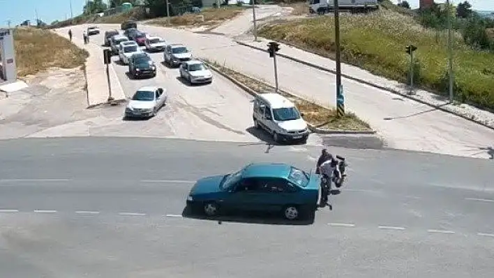 Işık ihlali yaptığı iddia edilen araç, motosiklete çarptı