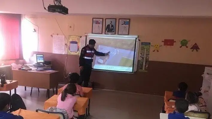 Jandarma ekipleri, öğrencileri ve servis şoförlerine eğitim verdi