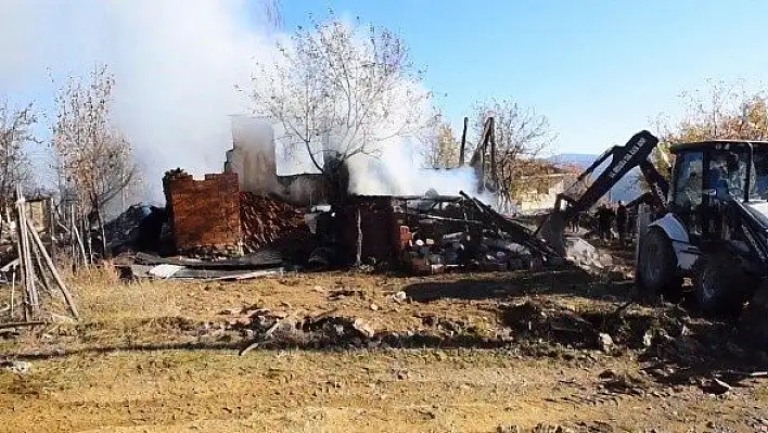 Kastamonu'da iki evi kül eden yangında 1 kişi öldü