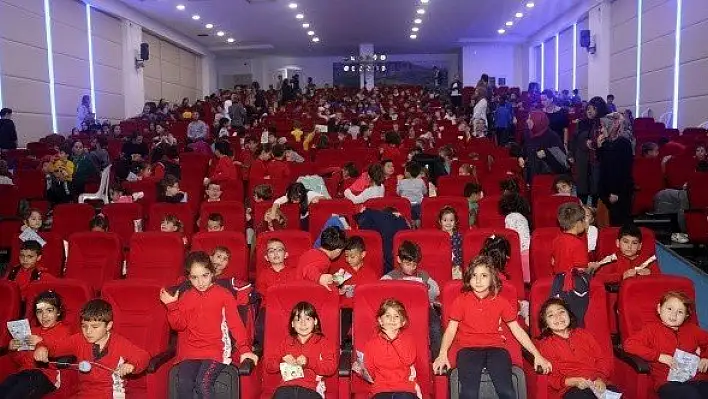Üniversiteliler çocukları tiyatro ile buluşturdu