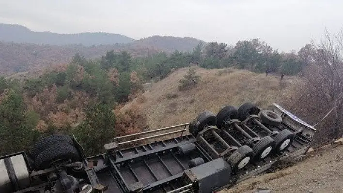 Tırın uçuruma yuvarlanmasını ağaçlar engelledi
