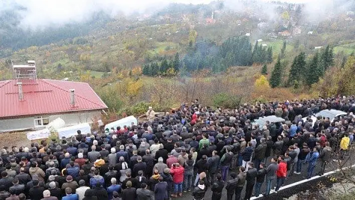 Trafik kazasında ölen aile son yolculuğuna uğurlandı