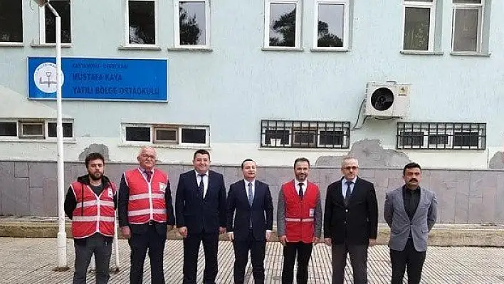 İhtiyaç sahibi öğrencilere kışlık bot dağıtıldı