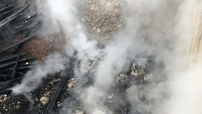 Cezaevine görüşe giden ailenin evinde yangın