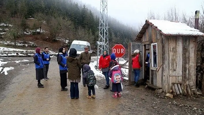 Çocukların üşümemesi için kulübe yapan Demir'e gençler teşekkür etti