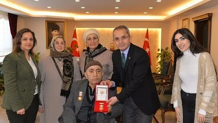 Gaziye madalyasını Kaymakam Pişkin verdi