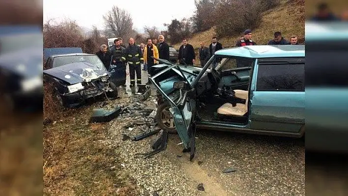 Kastamonu'da çarpışan 2 otomobilin sürücüleri yaralandı
